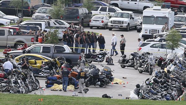 Authorities investigate a shooting in the parking lot of the Twin Peaks restaurant Sunday, May 17, 2015, in Waco, Texas - Sputnik International