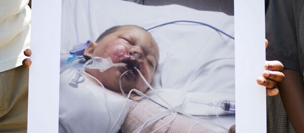 The official response of Georgia police officers who threw a flashbang grenade into a baby's crib, severely burning and nearly killing him, has been to blame the baby for criminal conduct. - Sputnik International