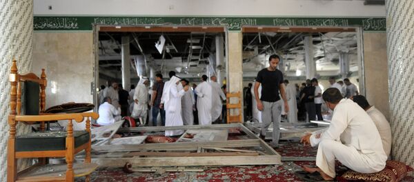 Saudi men reacts following a blast inside a mosque, in the mainly Shiite Saudi Gulf coastal town of Qatif, 400 kms east of Riyadh, on May 22, 2015 - Sputnik International