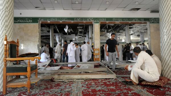 Saudi men reacts following a blast inside a mosque, in the mainly Shiite Saudi Gulf coastal town of Qatif, 400 kms east of Riyadh, on May 22, 2015 - Sputnik International
