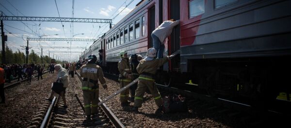 Rescue workers in St. Petersburg safely evacuated nearly 1,200 passengers from a commuter train on its way to Luga after one of its railcars caught fire, the St. Peterburg central press office of the Ministry of Emergency Situations reports. Rescue workers in St. Petersburg safely evacuated nearly 1,200 passengers from a commuter train on its way to Luga after one of its railcars caught fire, the St. Peterburg central press office of the Ministry of Emergency Situations reports. - Sputnik International