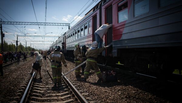Rescue workers in St. Petersburg safely evacuated nearly 1,200 passengers from a commuter train on its way to Luga after one of its railcars caught fire, the St. Peterburg central press office of the Ministry of Emergency Situations reports. - Sputnik International