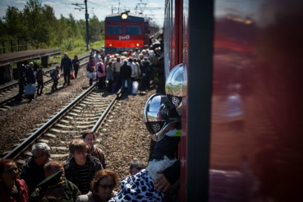 Photo from the scene of the St. Petersburg commuter train's evacuation Saturday morning. - Sputnik International