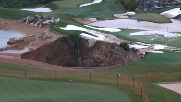 Large sinkhole opens at golf course in Missouri - Sputnik International