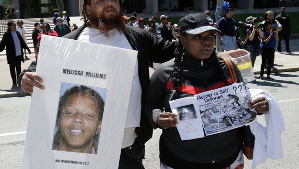 Alfredo Williams, left, and Renee Robinson, cousins of Malissa Williams who is one of the victims, protests outside the courthouse after the Michael Brelo verdict Saturday, May 23, 2015, in Cleveland. Brelo, 31, a police officer charged in the shooting deaths of two unarmed suspects, Williams and Timothy Russell, during a 137-shot barrage of gunfire, was acquitted, Saturday, May 23, 2015. - Sputnik International