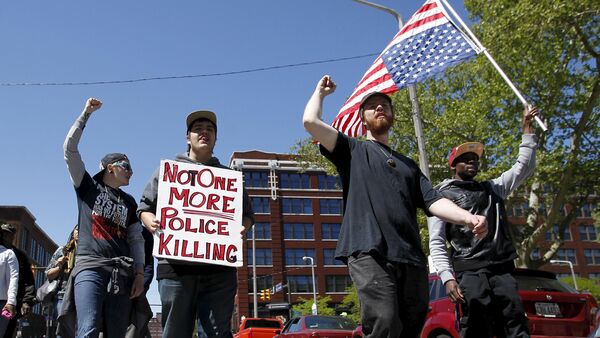 Protesters walk outside the Justice Center following the not guilty verdict for Cleveland police officer Michael Brelo on manslaughter charges in Cleveland, Ohio, May 23, 2015 - Sputnik International