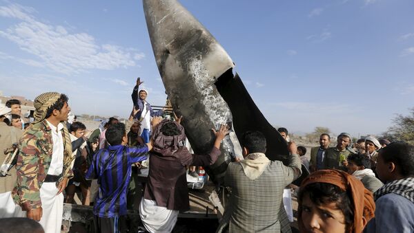 People carry part of a Saudi fighter jet found in Bani Harith district north of Yemen's capital Sanaa May 24, 2015 - Sputnik International