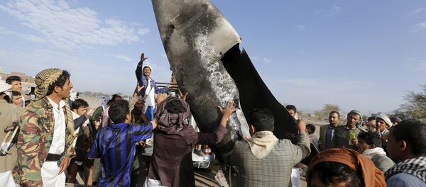People carry part of a Saudi fighter jet found in Bani Harith district north of Yemen's capital Sanaa May 24, 2015 People carry part of a Saudi fighter jet found in Bani Harith district north of Yemen's capital Sanaa May 24, 2015 - Sputnik International