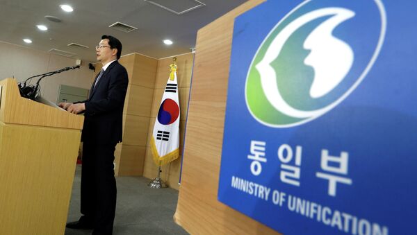 South Korean Unification Ministry spokesperson Kim Hyung-seok reads a statement at a briefing room of Unification Ministry in Seoul, South Korea, Thursday, June 6, 2013 - Sputnik International