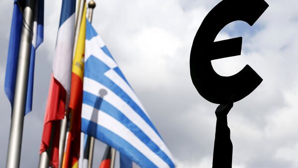 A Greek flag flies behind a statue to European unity outside the EU Parliament in Brussels, Belgium, May 20, 2015 - Sputnik International