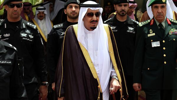 Saudi King Salman bin Abdulaziz (C) walks surrounded by security officers - Sputnik International