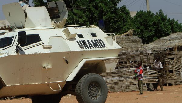 UN-African Union mission to Darfur (UNAMID) vehicle patrols a street in the city of Nyala in Sudan's Darfur, on November 5, 2014 - Sputnik International