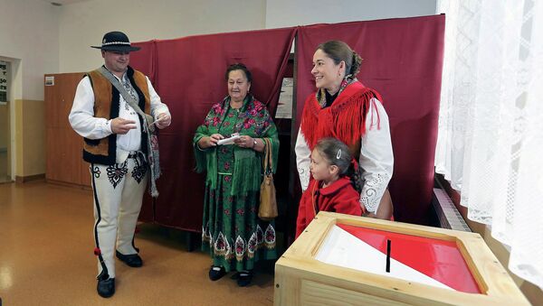 People wearing traditional outfits prepare to cast their ballots during the second round of presidential elections at a polling station in Zakopane, Poland May 24, 2015 - Sputnik International