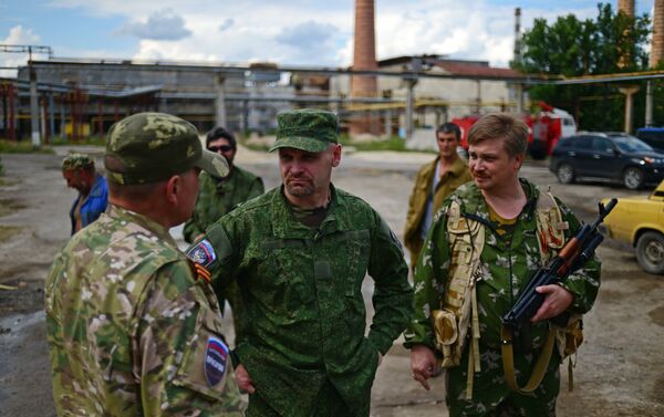 Center: Alexei Mozgovoi, commander of the Prizrak (Ghost) battalion of the Lugansk People's Volunteer Corps, speaks with his soldiers in Lisichansk where the battalion is stationed - Sputnik International