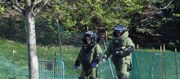 Members of the bomb squad responds to reports of a shooting at the US Capitol in Washington, DC, April 11, 2015 - Sputnik International