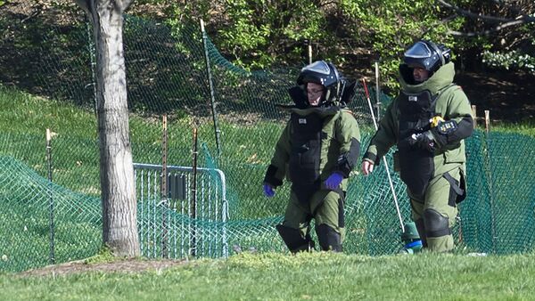 Members of the bomb squad responds to reports of a shooting at the US Capitol in Washington, DC, April 11, 2015 - Sputnik International