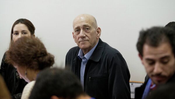 Former Israeli Prime Minister Ehud Olmert, center, waits for a verdict in Jerusalem's District Court on Monday, March 30, 2015 - Sputnik International