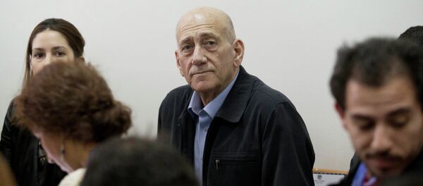 Former Israeli Prime Minister Ehud Olmert, center, waits for a verdict in Jerusalem's District Court on Monday, March 30, 2015 Former Israeli Prime Minister Ehud Olmert, center, waits for a verdict in Jerusalem's District Court on Monday, March 30, 2015 - Sputnik International