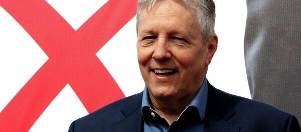 Peter Robinson, Northern Ireland First Minister and Leader of the Democratic Unionist Party (DUP) canvasses on the final day of campaiging on May 6, 2015 in Belfast - Sputnik International