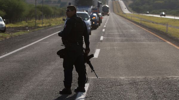 Mexican state police stop traffic, near the entrance of Rancho del Sol, near Ecuanduero, in western Mexico, Friday, May 22, 2015 - Sputnik International