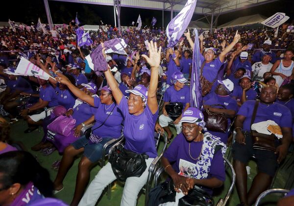 Supporters of Suriname's President Desi Bouterse, who chairs the ruling National Democratic Party (NDP), attend his final campaign rally ahead of the May 25th parliamentary elections, at the party headquarters in Paramaribo, May 23, 2015 Supporters of Suriname's President Desi Bouterse, who chairs the ruling National Democratic Party (NDP), attend his final campaign rally ahead of the May 25th parliamentary elections, at the party headquarters in Paramaribo, May 23, 2015 - Sputnik International