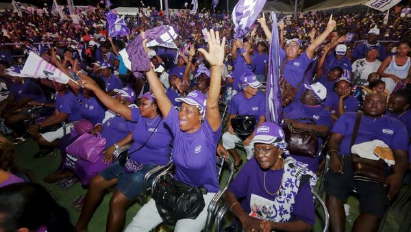 Supporters of Suriname's President Desi Bouterse, who chairs the ruling National Democratic Party (NDP), attend his final campaign rally ahead of the May 25th parliamentary elections, at the party headquarters in Paramaribo, May 23, 2015 - Sputnik International