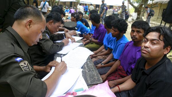 Rohingya Muslims from Myanmar, who were rescued by the Myanmar navy alongside Bangladesh refugees, are interviewed by immigration officers at a Muslim religious school used as a temporary refugee camp, at the Aletankyaw village in the Maungdaw township, in Rakhine state May 23, 2015 - Sputnik International