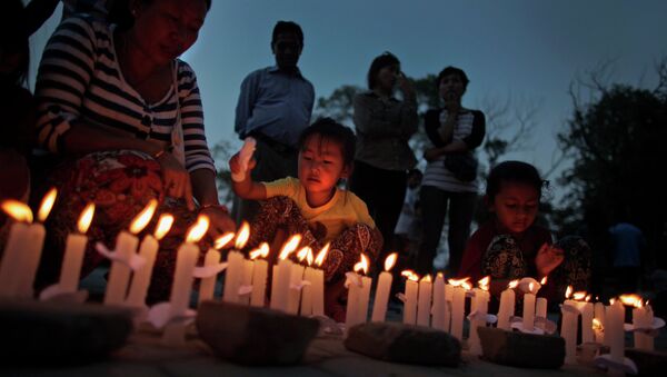 Nepalese people light candles during a candlelight vigil to mark the one month anniversary of the deadly magnitude-7.8 earthquake in Kathmandu, Nepal, Monday, May 25, 2015 - Sputnik International