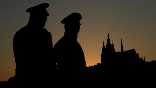 Czech policemen stand guard backdropped by Prague's castle - Sputnik International