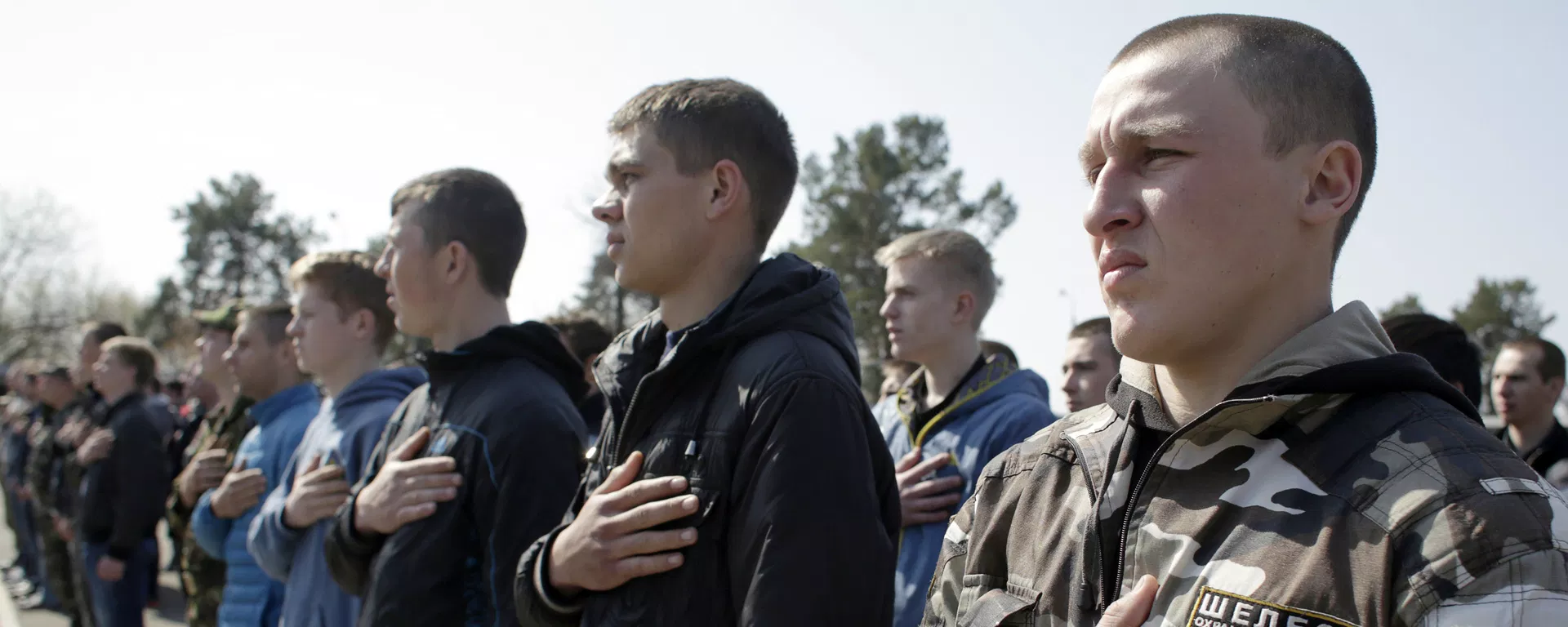 Ukrainian army recruits hold their hands over their hearts as the national anthem is played - Sputnik International, 1920, 05.06.2024