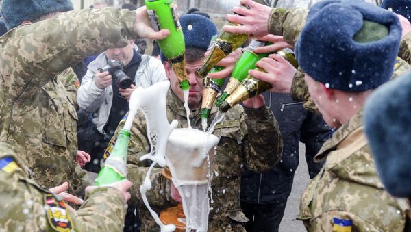 Former cadets of the military faculty of National Technical University pour champagne in northeastern Ukrainian city of Kharkiv - Sputnik International