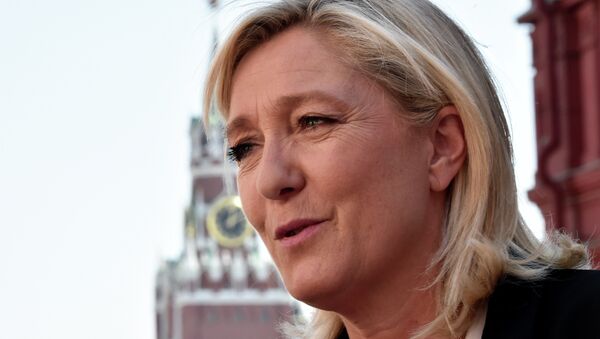 France's far-right Front National (FN) party president Marine Le Pen visits Moscow's Red Square before a meeting with Russia's State Duma speaker Sergei Naryshkin on May 26, 2015 - Sputnik International