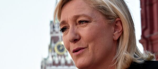 France's far-right Front National (FN) party president Marine Le Pen visits Moscow's Red Square before a meeting with Russia's State Duma speaker Sergei Naryshkin on May 26, 2015 - Sputnik International