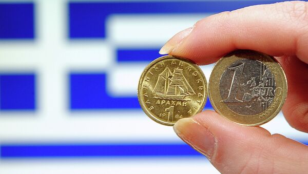 A person holding a 1 euro coin (R) and Greek 1 drachma coin in front of a Greek national flag - Sputnik International