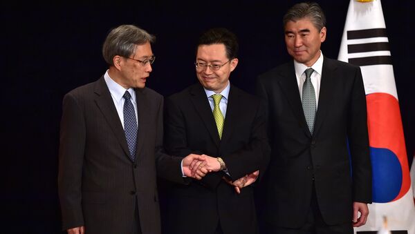 (L to R) Junichi Ihara, director-general of the Japanese Foreign Ministry's Asian and Oceanian Affairs Bureau, Hwang Joon-Kook, South Korean special representative for Korean Peninsula peace and security affairs, and Sung Kim, US special representative for North Korea policy before their meeting at a hotel in Seoul - Sputnik International