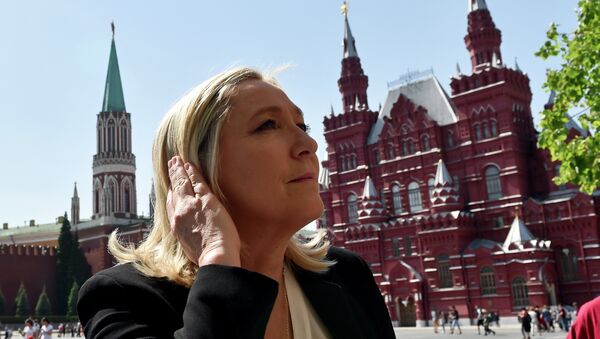France's far-right Front National (FN) party president Marine Le Pen visits Moscow's Red Square before a meeting with Russia's State Duma speaker Sergei Naryshkin on May 26, 2015 - Sputnik International