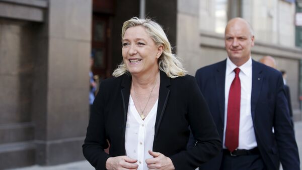 Marine Le Pen (L), the leader of France's far-right National Front party, walks after leaving the building of the State Duma, the lower house of parliament, in central Moscow, Russia, May 26, 2015 - Sputnik International