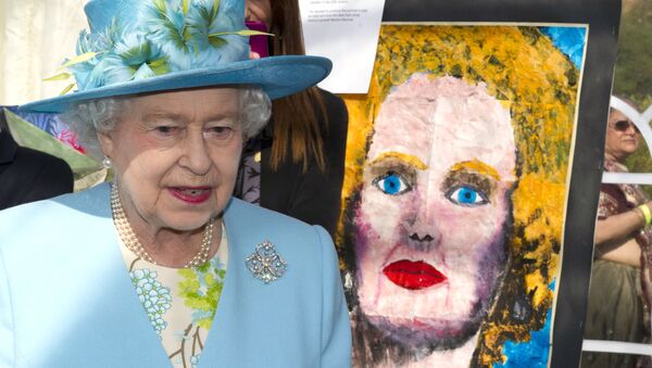 Britain's Queen Elizabeth II walks past a pop-art style painting of former British prime minister Margaret Thatcher. - Sputnik International