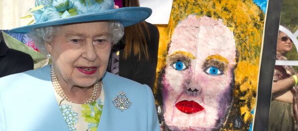 Britain's Queen Elizabeth II walks past a pop-art style painting of former British prime minister Margaret Thatcher. Britain's Queen Elizabeth II walks past a pop-art style painting of former British prime minister Margaret Thatcher. - Sputnik International