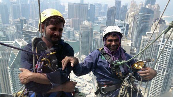 Pakistani window cleaners work on the facade of a building in the Gulf emirate of Dubai - Sputnik International