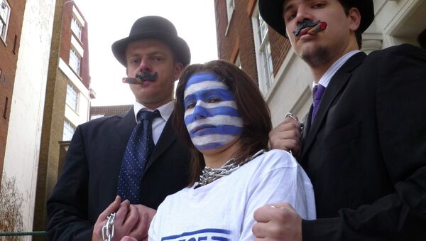 Campaigners dressed as bankers hold Greece in chains outside the European Commission in London. - Sputnik International