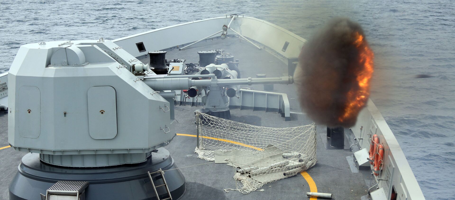 In this Sunday, May 24, 2015 photo released by China's Xinhua News Agency, an anti-surface gunnery is fired from China's Navy missile frigate Yulin during the Exercise Maritime Cooperation 2015 by Singapore and Chinese navies in the South China Sea - Sputnik International, 1920, 26.01.2021