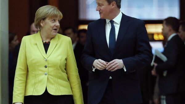 German Chancellor Angela Merkel, left walks with British Prime Minister David Cameron. - Sputnik International