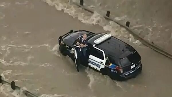Police Officer Rescued from Texas Floods - Sputnik International
