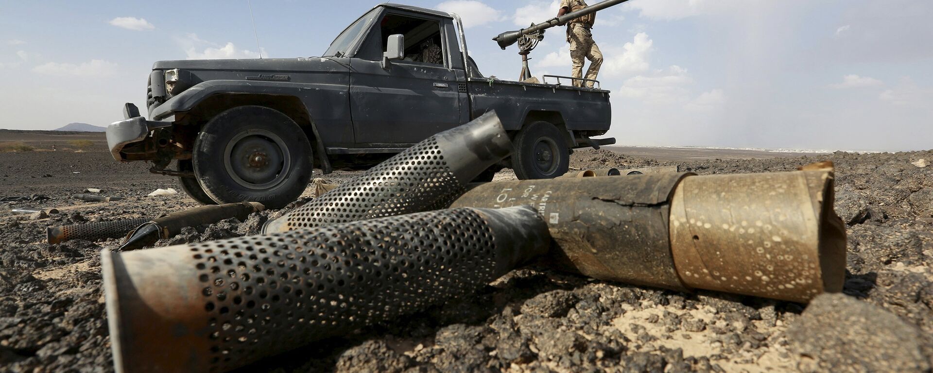 A fighter of the anti-Houthi Popular Resistance Committees stands on a truck during fighting with Houthi fighters near Yemen's northern city of Marib May 29, 2015 A fighter of the anti-Houthi Popular Resistance Committees stands on a truck during fighting with Houthi fighters near Yemen's northern city of Marib May 29, 2015 - Sputnik International, 1920, 06.11.2021