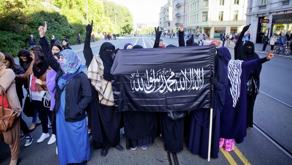 Norwegian Muslims demonstrate outside the US Embassy in Oslo on September 21, 2012 to protest against the US-made film Innosence of Muslims - Sputnik International