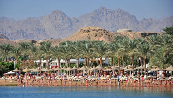 Tourists who were due to participate in an aquatic exercise class, perform their exercises on the sand instead, at the Egyptian Red Sea resort of Sharm el-Sheikh, Egypt - Sputnik International
