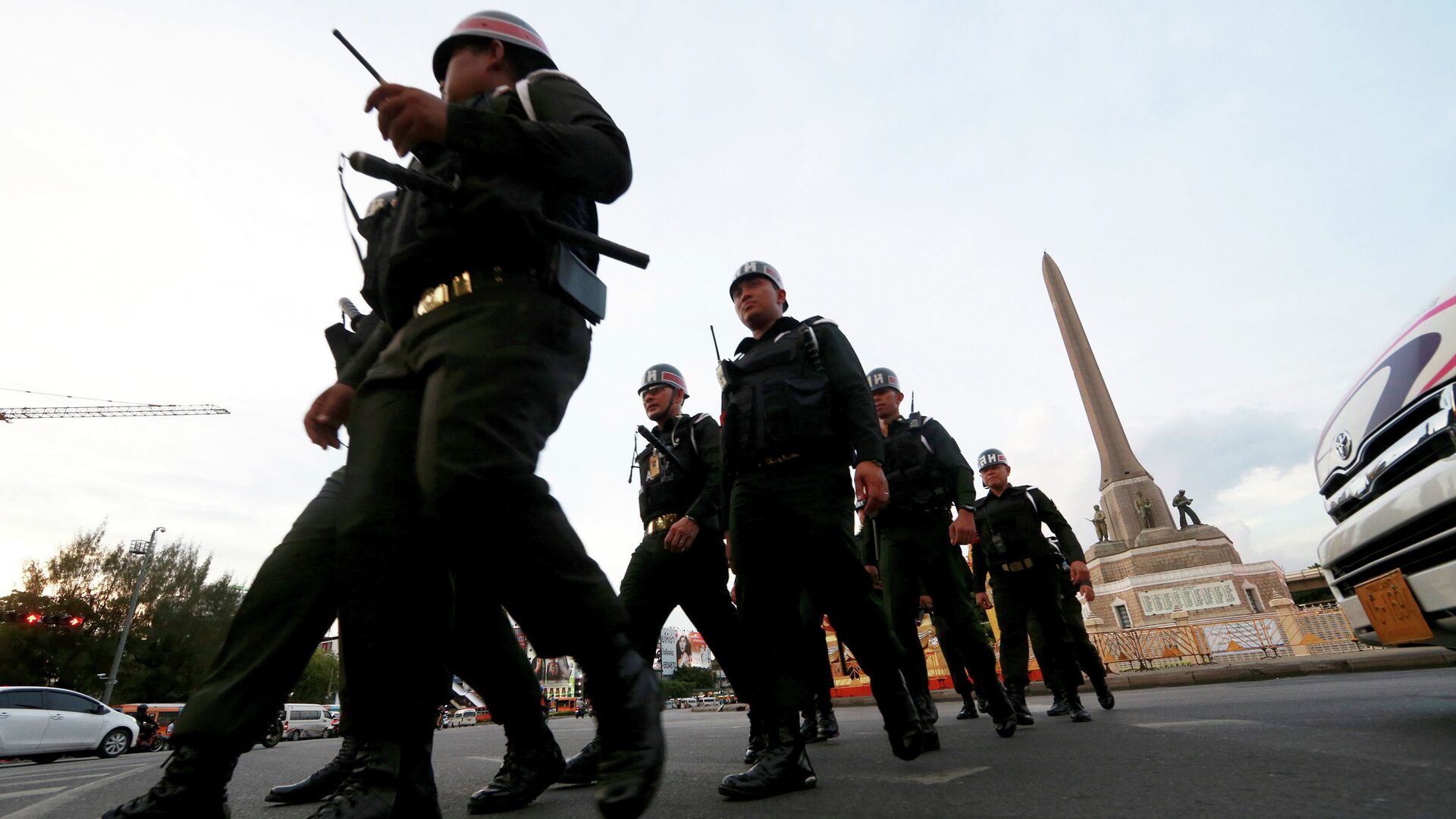 Thai military police officers march while guarding to prevent anti-coup demonstration at Victory Monument  - Sputnik International, 1920, 25.07.2025
