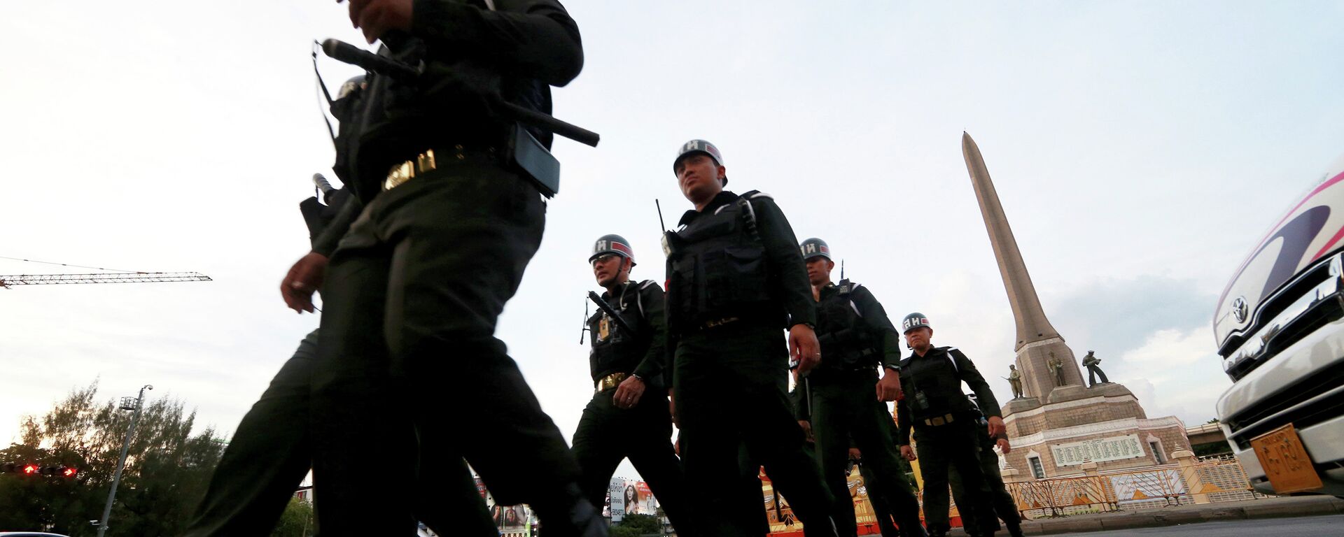 Thai military police officers march while guarding to prevent anti-coup demonstration at Victory Monument  - Sputnik International, 1920, 25.07.2025
