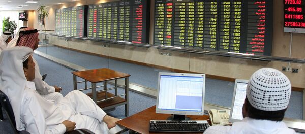 Investors follow the stock market activity on monitors at the Doha Securities Market - Sputnik International